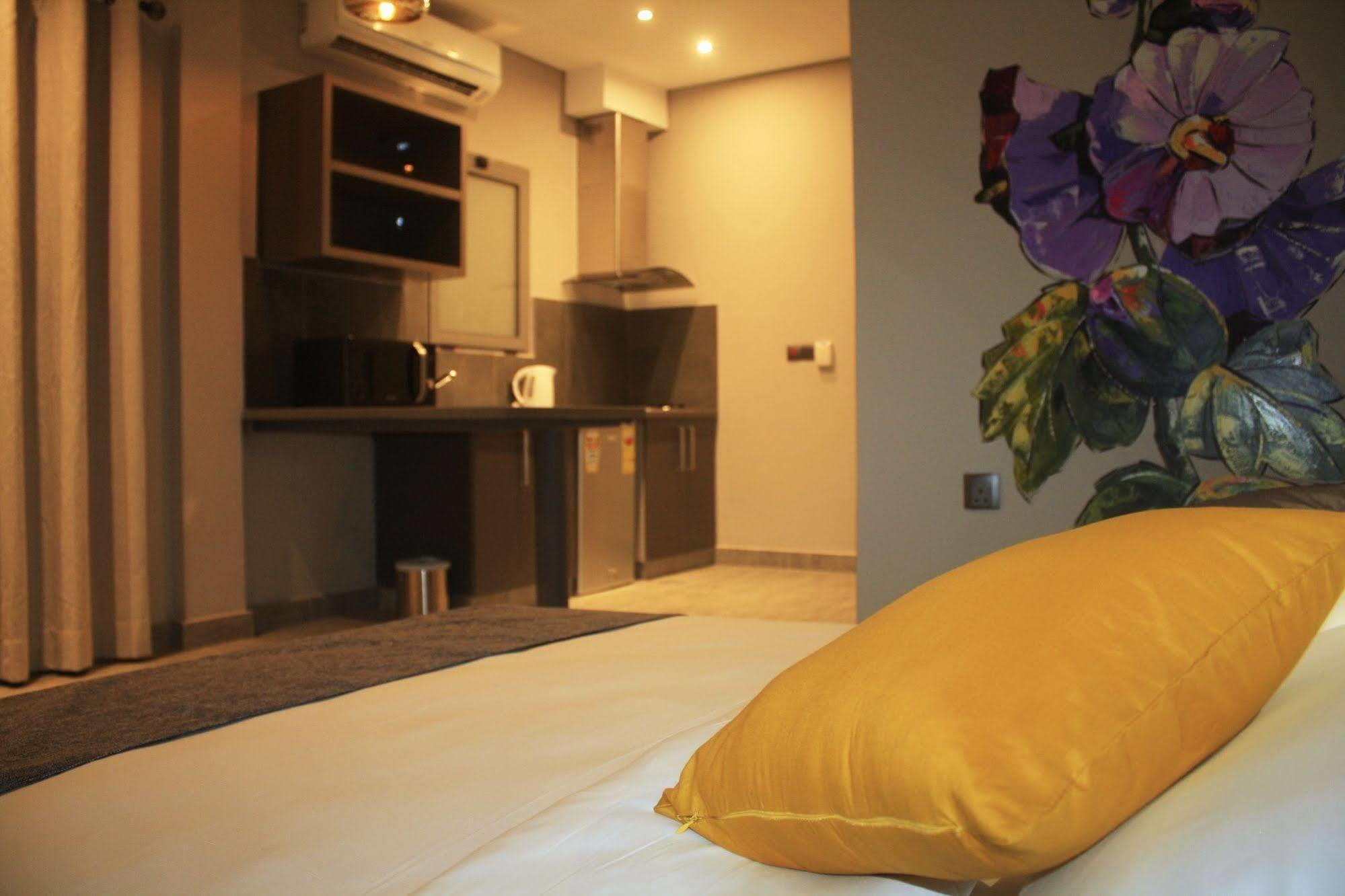 Urbano Hotel By Roots Wiaboman Bagian luar foto