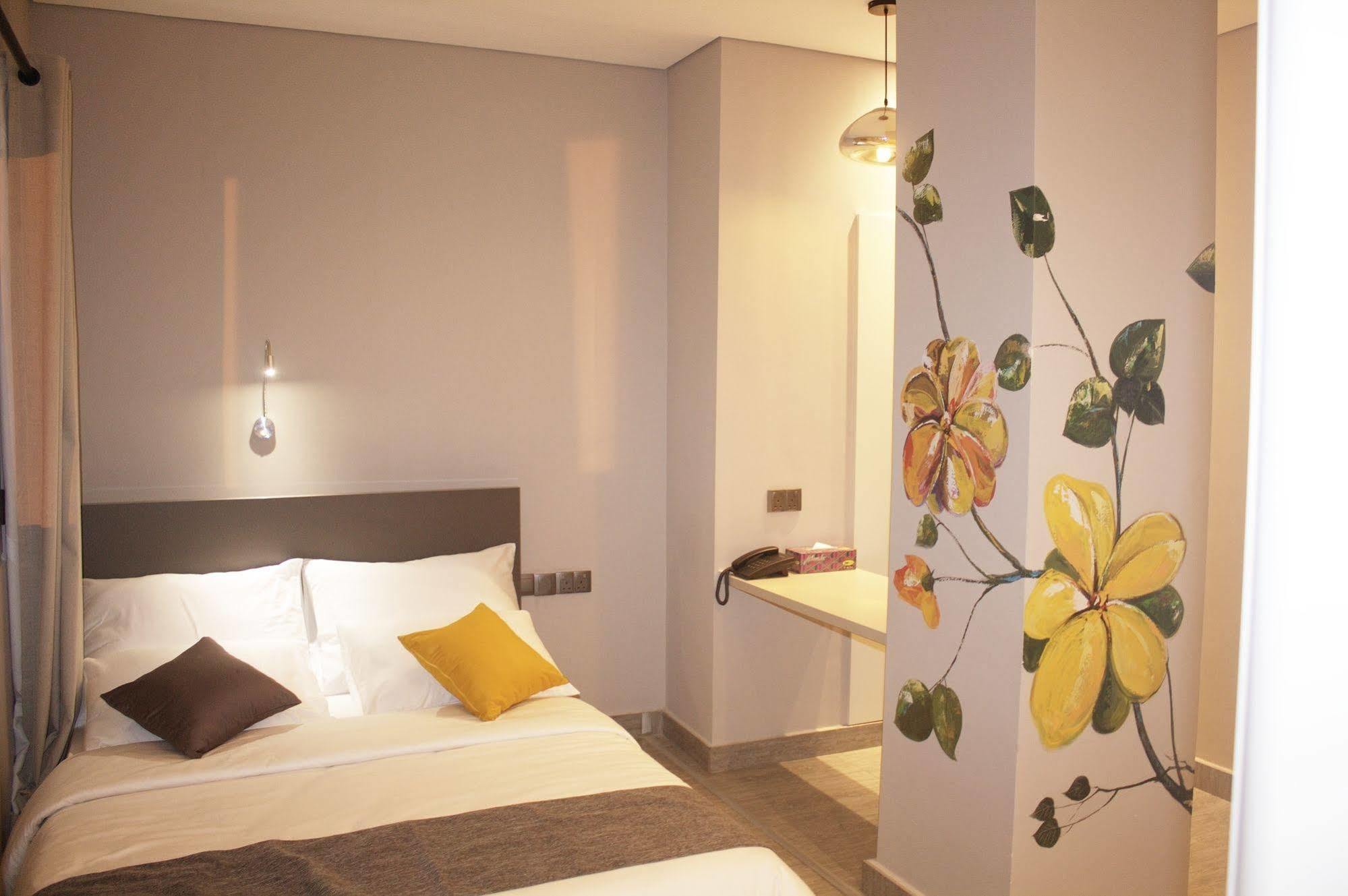 Urbano Hotel By Roots Wiaboman Bagian luar foto