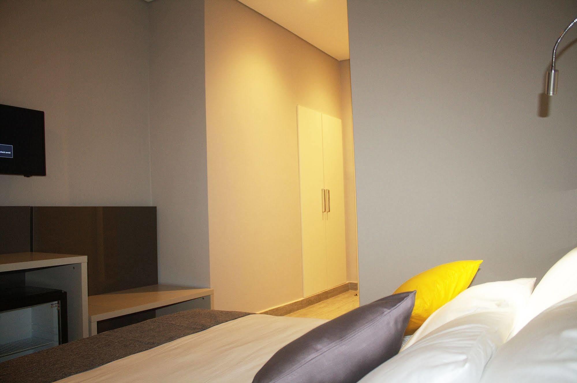 Urbano Hotel By Roots Wiaboman Bagian luar foto