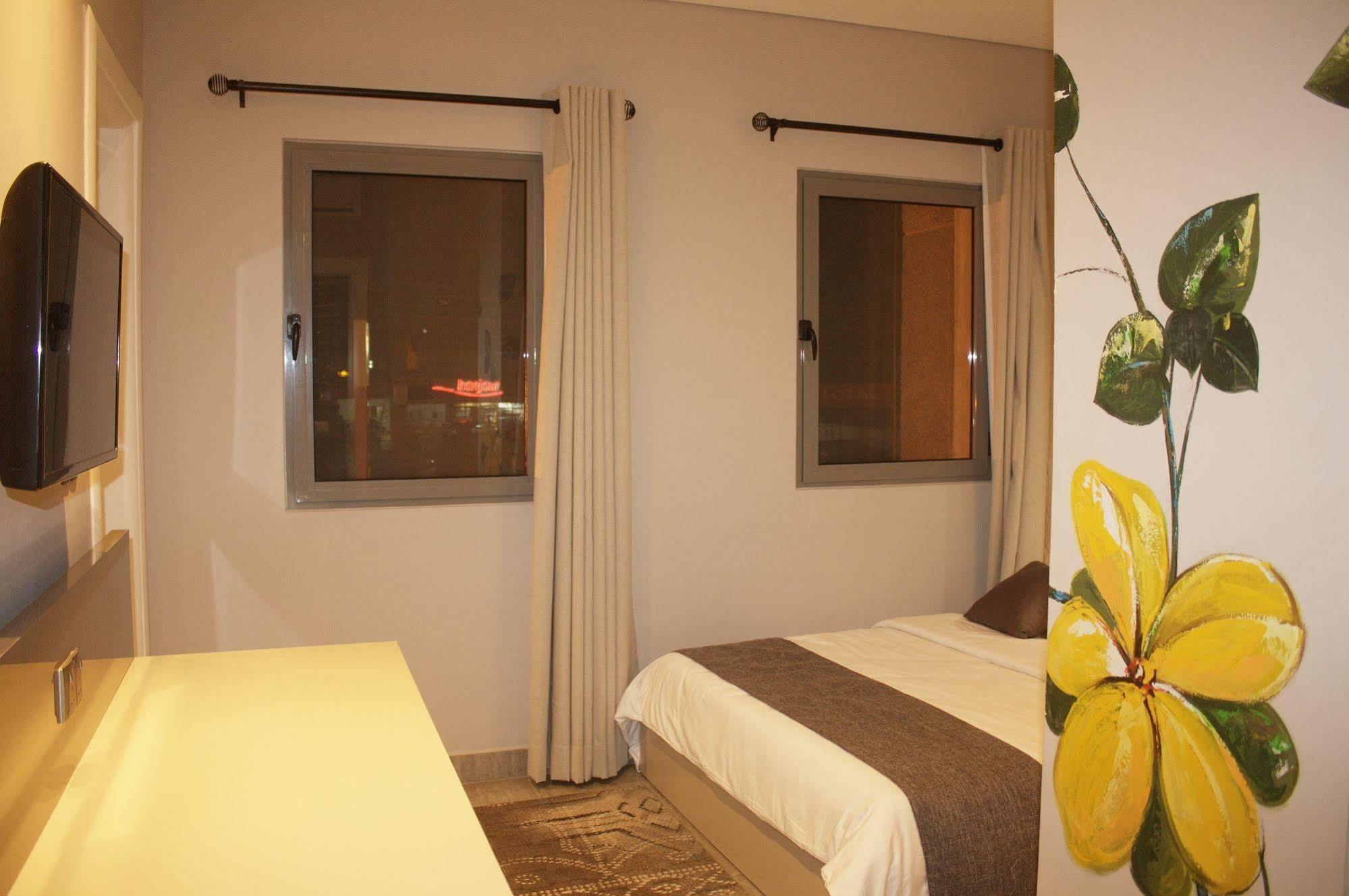 Urbano Hotel By Roots Wiaboman Bagian luar foto