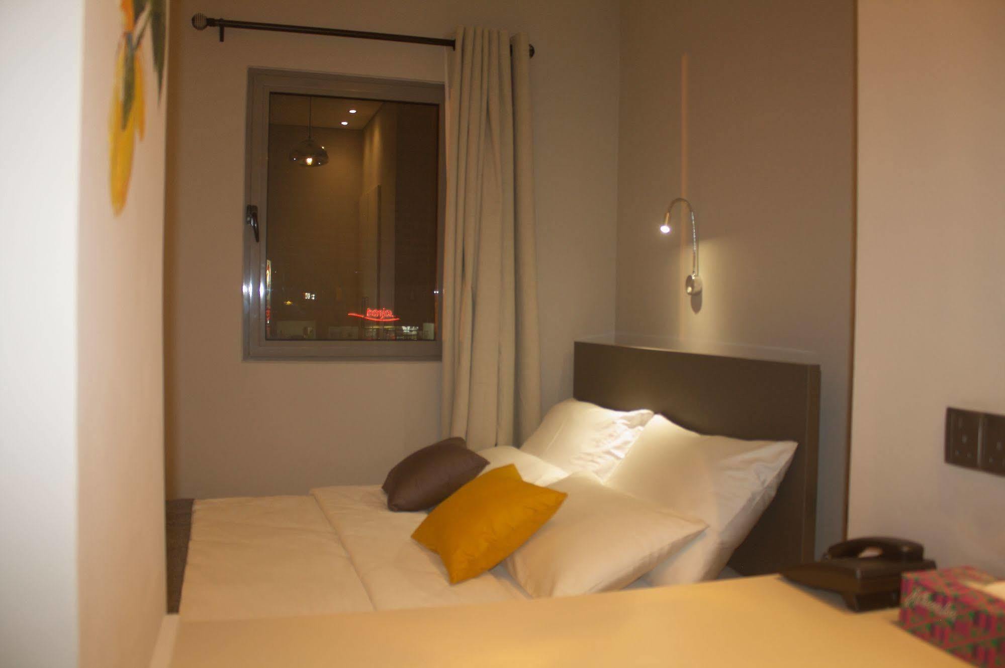 Urbano Hotel By Roots Wiaboman Bagian luar foto