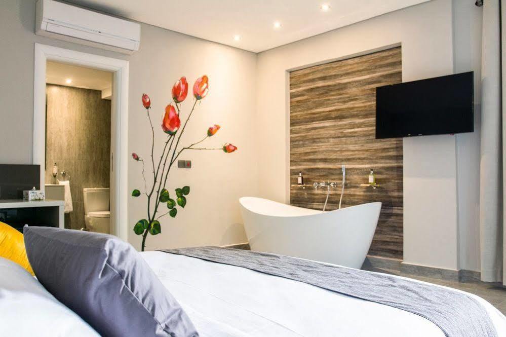 Urbano Hotel By Roots Wiaboman Bagian luar foto