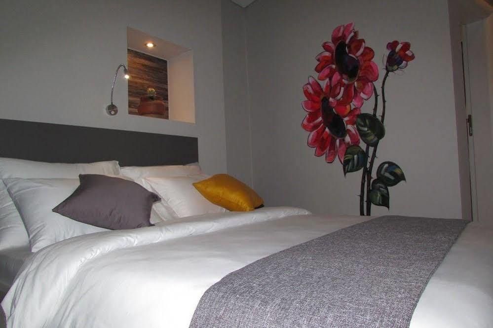 Urbano Hotel By Roots Wiaboman Bagian luar foto